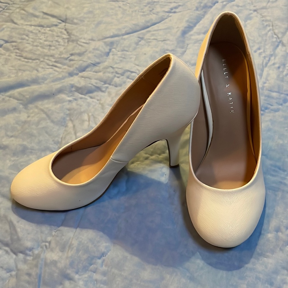 Kelly & Katie Corderno white heels size 9 - NWOT